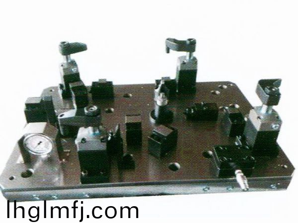 齒輪室罩(zhao)蓋液壓裌具